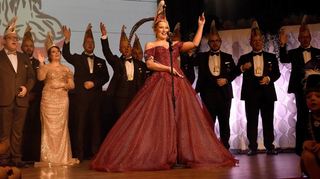 Jetzt ist sie im Amt: die neue Stadtprinzessin Larissa I. von den „Löwenjägern“, ganz links das Vorjahres-Prinzenpaar Ben I. und Daniela II.