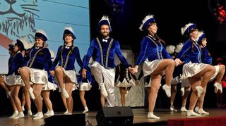 Besondere Garde-Choreographie: Offiziere, Junioren und sieben Mariechen der „Löwenjäger“ präsentierten einen Gemeinschaftstanz.