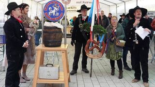 Der Kerweverein mit dem Vorsitzenden Stefan Sailer (r.) und dem Kerwepaar (l.) gräbt die Kerwe aus und sticht das Bierfass an.