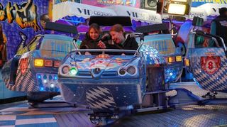 Viel Spaß haben die Viernheimer auf dem Rummelplatz. Eine der Hauptattraktionen ist erneut der „Bayern Breaker“.