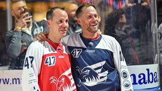Gefühlschaos: Marcus Kink (r.) nimmt seinen Freund Christoph Ullmann bei der Bannerzeremonie in den Arm.