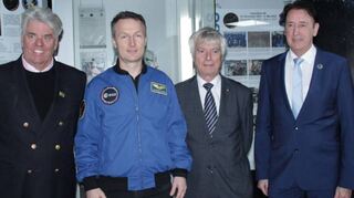Freuen sich übers Wiedersehen: Museumschef Hermann Layher (v.l.), die Astronauten Matthias Maurer und Ulf Merbold und Ausstellungsleiter Gerhard Daum.