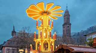 Der Heidelberger Weihnachtsmarkt ist bald wieder da: Auf dem Uniplatz wird sich die Weihnachtspyramide über den Dächern der Weihnachtshütten drehen.