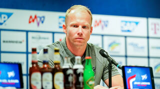 Johan Lundskog, Trainer der Adler Mannheim, spricht auf einer Pressekonferenz.