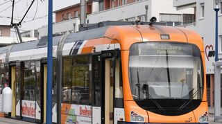 Eine Bahn der Linie 5 am Bahnhof in Schriesheim. Das Defizit der RNV steigt erneut.