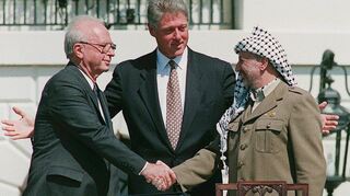 Vor 30 Jahren war der Frieden ganz nah, als sich Israels Premier Rabin (l.) und PLO-Führer Arafat (r.) die Hand reichten – und sich US-Präsident Clinton freute.