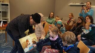 Das neue Rahmenprogramm bei der „Inselbuchmesse“ mit Lesungen auch für Kinder (hier mit Harald Kiesel) wurde gut angenommen.