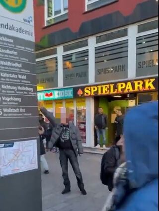 Zahlreiche Videos zeigen den Vorfall am Samstag in Mannheim.