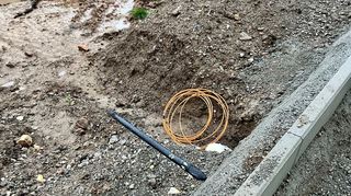 Auch Glasfaserkabel (orange) liegen im neuen Gewerbegebiet in Edingen schon unter der Erde.