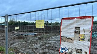 Im Auftrag des Landesdenkmalamtes legen Archäologen im künftigen Gewerbegebiet in Edingen weiter Überreste einer Siedlung aus der Eisenzeit frei.