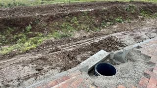 Für den Einbau der Straßenbeleuchtung im Gewerbegebiet in Edingen sind bereits Hülsen eingebaut.