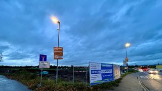 Große Schilder preisen die zu verkaufenden Grundstücke im Gewerbegebiet in Edingen an, das Interesse ist laut Bürgermeister Florian König groß.