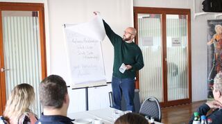Sebastian Gschwind erläutert beim Viernheimer Vereinsfrühschoppen das Anzeigen von Vereinsfesten.