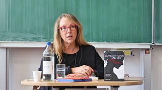 Barbara Schmid liest im Mannheimer Lessing Gymnasium aus ihrem Buch „Schneewittchen und der böse König“.