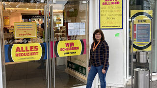 Betriebsratsvorsitzende Karin Herbst vor „ihrer“ Galeria-Filiale am Heidelberger Bismarckplatz.