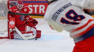 Magnus Eisenmenger feierte sein Debüt für die Adler Mannheim. Gegen Rapperswils Torhüter Melvin Nyffeler blieb der 23-jährige Stürmer aber nur zweiter Sieger.