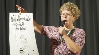 Es wurde herzlich gelacht im Treff im Bahnhof, als Jutta Lindner alias Oma Frieda mit ihrem Programm „Gladiator am Rollator“ auftrat.
