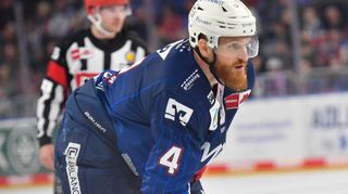 In der Champions Hockey League steht Korbinian Holzer mit den Adlern Mannheim mit dem Rücken zur Wand.