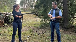 Nach Ansicht von Stefanie Heß könnten die Zäune auf Spinelli so aussehen wie jener hinter ihr im Dossenwald. Rechts Andre Baumann.