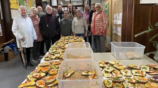 Kunterbunte Brote: Die Senioren des Caritas-Zentrums, hier mit den Mitarbeitenden des Quartierbüros, haben eifrig geschmiert und geschnippelt.