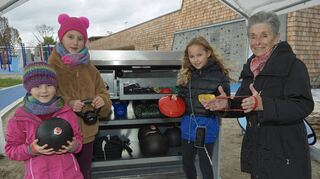 Louisa, Sophia, Mila und Caecilia Siegler (v. l.) probieren gleich die Geräte aus der Sportbox aus.