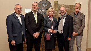 10 000-Euro-Spende überreicht: Majid Khoshlessan (v.l.), Amnon Seelig, Deborah Kämper, Stefan Fellmeth und Carsten Ascheberg.