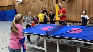 Die Schülerinnen und Schüler bekommen die Möglichkeit, sich mit verschiedenen Schlägern und Tischtennisplatten vertraut zu machen.