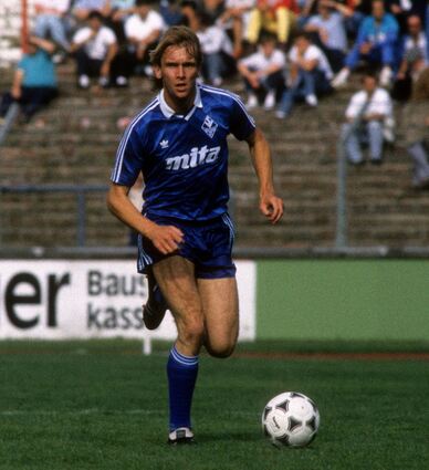 Nach der Verletzung von Gerd Dais beim 4:0-Triumph im Derby gegen den 1. FC Kaiserslautern gerät der SV Waldhof in seiner bisher letzten Bundesliga-Saison 1989/1990 in einen folgenschweren Negativstrudel.