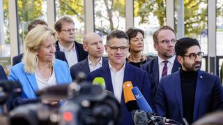 Ines Claus (l.), Fraktionsvorsitzende der CDU im Hessischen Landtag, Boris Rhein (M.), CDU-Ministerpräsident von Hessen, und Kaweh Mansoori (SPD), Vorsitzender der südhessischen SPD, am Mittwoch beim Auftakt der Koalitionsverhandlungen in Wiesbaden.