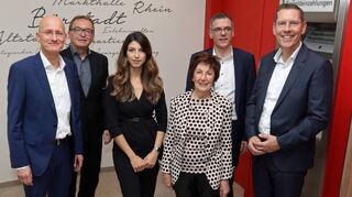 Marcus Walden (v.l.), Michael Weil, Stefania Valenti, Bärbel Schader, Thorsten Mühl und Frank Belzer bei der Eröffnung der neuen Sparkassen-Filiale.