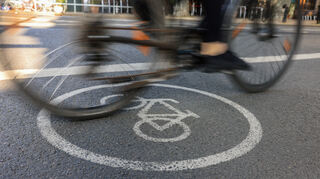 Eine Radfahrerin fährt auf einem Radweg. Radfahrerinnen und Radfahrer müssen grundsätzlich am rechten Rand der Fahrbahn fahren. Eine Pflicht für die Nutzung eines (von der Fahrbahn abgesetzten) Radwegs gilt nur, wenn er mit einem der drei blauen Radweg-Schilder gekennzeichnet ist, sagt die Straßenverkehrsordnung (StVO). (zu dpa «Rad fahren: Von bösen Satteln und guten Helmen») +++ dpa-Bildfunk +++