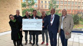 Voller Freude: Regina Jutz (v.l.), Hans-Jürgen Hennes, Christian Specht, Manne Lucha, Ralf Heller, Freddy Bergmann und Achim Weizel im Apothekengebäude.