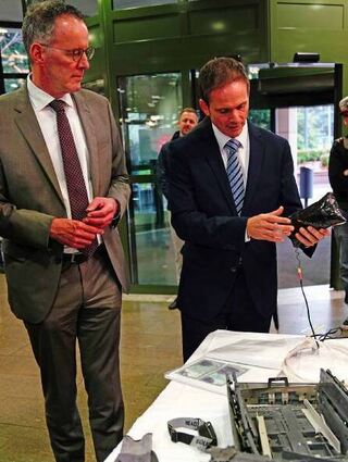 Innenminister Michael Ebling und LKA-Chef Mario Germano mit Asservaten.