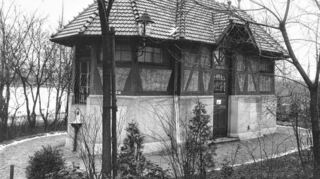 Mannheims Stadtbaumeister Richard Perrey entwarf auch die 1906 erbaute Luisenpark-Bedürfnisanstalt an der Ecke Kolping-/Otto-Beckstraße.