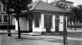 Eine Bürger-Initiative verhinderte den drohenden Abriss des seit 1908 auf dem Neumarkt in der Neckarstadt stehenden Aborthäuschen.
