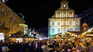 Impression vom Speyerer Weihnachts- und Neujahrsmarkt. Hauptplatz bleibt zwischen Alter Münz und Stadthaus – aber auch dieses Jahr werden wieder Buden an der ganzen Hauptstraße aufgestellt. Zudem am Altpörtel und ander Dreifaligkeitskirche.