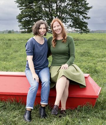 Katrin Trommler (l.) und Sarah Benz haben in „Sarggeschichten“ über den Tod geschrieben.