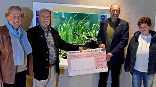 Großzügige Spende von Privatleuten: Hannelore (v.l.) und Bodo Wagner, Geschäftsführer Michael Schnellbach von der Stadtpark-Gesellschaft und Christine Krämer, die Leiterin der Zoologie, in der Unterwasserwelt.