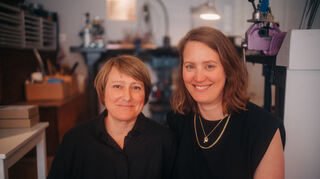 Steffi (r.) und Julia Gerner sind selbst Drinnies und wissen, dass für Introvertierte das Einkaufen manchmal schwer sein kann.