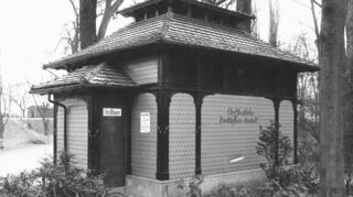 Nicht nur an Straßen und Plätzen gab es „öffentliche“ Bedürfnisanstalten – auch im Waldpark.