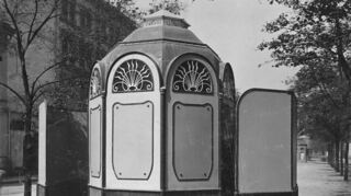 Jugendstil lässt 1906 grüßen: Das einst für die Capuzinerplanken (Standort N 6 / O6) entworfene Abort-Häuschen in Art eines Viereck-Turmes fiel optisch aus dem Rahmen.