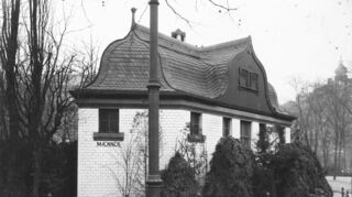 Mitte der 1930er Jahre musste die 1910 am Wasserturm errichtete Bedürfnisanstalt der Neugestaltung des Vorplatzes weichen.