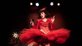 Valentina del Pearls in „Le Cabaret Burlesque“.