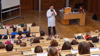 Dr. med. Rüdiger Adam bei seiner Ansprache bei der MM-Kinderuni mit dem Universitätsklinikum in Mannheim.