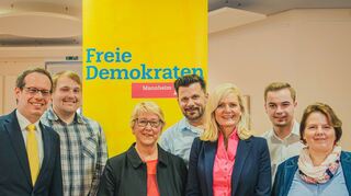 FDP-Parteichef Konrad Stockmeier (l.) und die sechs Spitzendenkandidierenden der Liberalen (v.l.): David Hergesell, Birgit Reinemund, Volker Beisel, Kathrin Kölbl, Oskar Weiß und Nicole Roeseler.