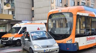 In Heidelberg kollidierten eine Straßenbahn und ein Auto miteinander