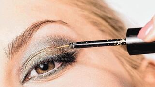 Auch Make-up enthält Mikroplastik. Glitzernder Lidschatten ist bislang aber noch nicht vom Verbot der EU betroffen.