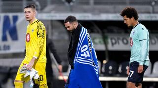 Enttäuscht verlassen Lucien Hawryluk (von links), Berkan Taz und Samuel Abifade den Platz in Sandhausen.