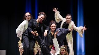 Auf „Zeitreise“ (v.l.): Niklas Mayer, Nataliia Shumska, Yaara Attias, Jordan Harding, und Maria Polanska (unten).