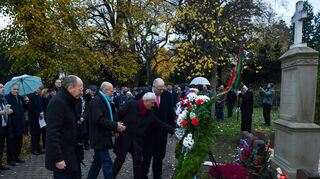 Kranzniederlegung am Ehrenmal: v. l. OB Specht, Mäzen Richard Heil, Präsident Serge Bercellini und Honorarkonsul Folker Zöller.